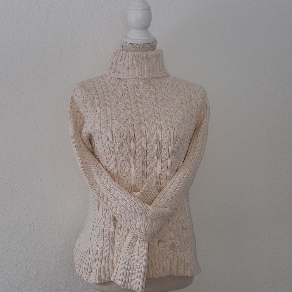 Warm Oat color cable knit Sweater sz M